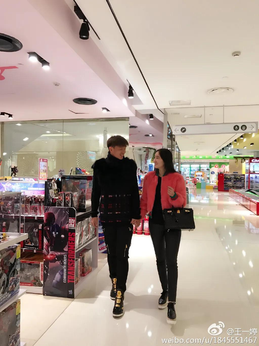 「早晚要认识」帅气逼人的国脚杨旭和他美艳女主持太太