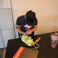 当初忍痛买的万元球鞋,被你们说拆就拆,你有想过我的感受吗?