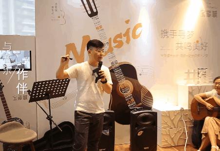 北有阿那亚社群，南有册之丘社群，后者60%研究生以上学历