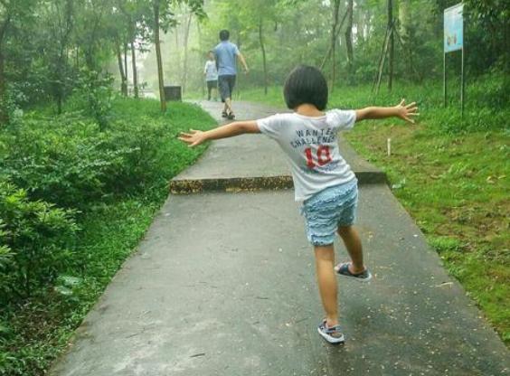 孩子走路屁股扭扭,孩子走路扭屁股怎么纠正