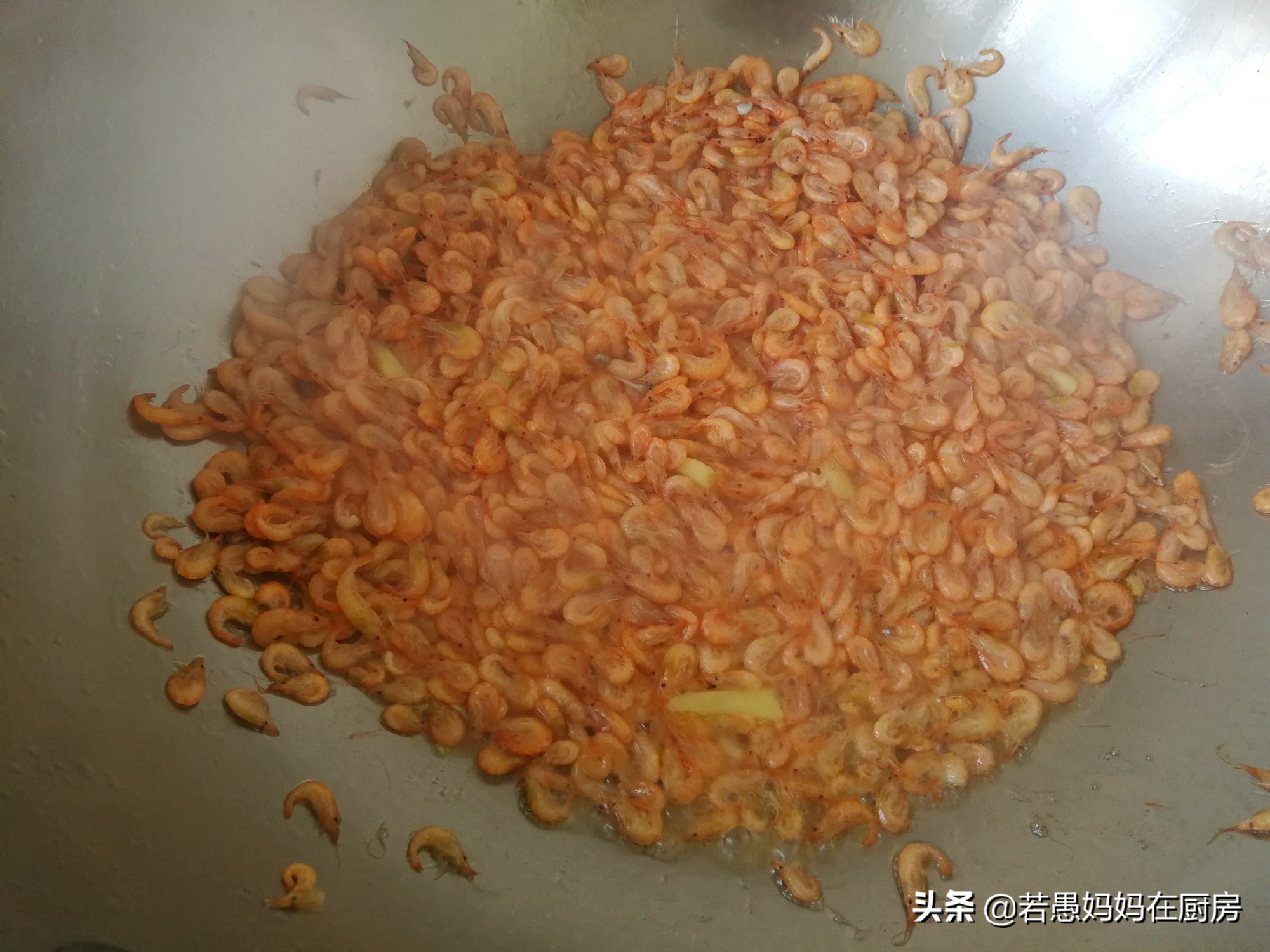 韭菜炒河虾的虾怎么处理,韭菜炒河虾要先把河虾焯水吗