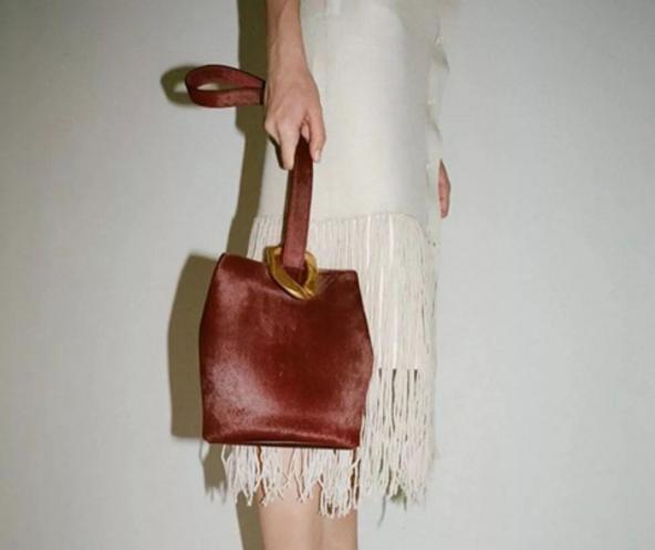 lv最实用百搭包,巴宝莉和lv包包哪个好