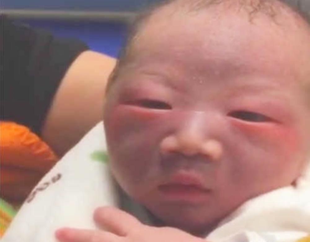 爸妈皮肤黑出来的宝宝会白吗,父母皮肤白生出宝宝黑是怎么回事