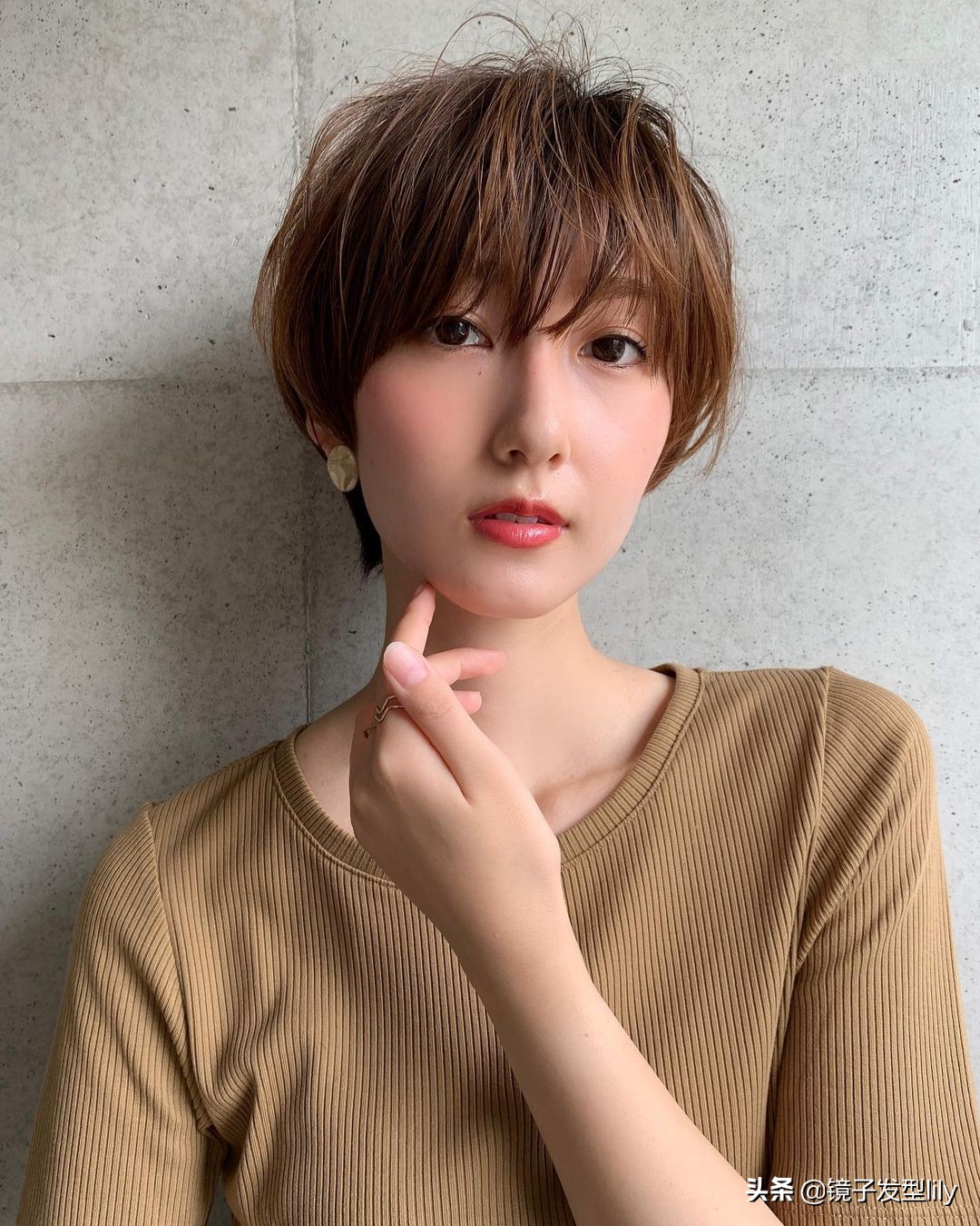 这才叫短发，效果就是不一样，你那只是把头发剪短了
