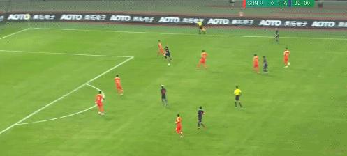 国足一场比赛三个失误名场面,国足1:3名场面