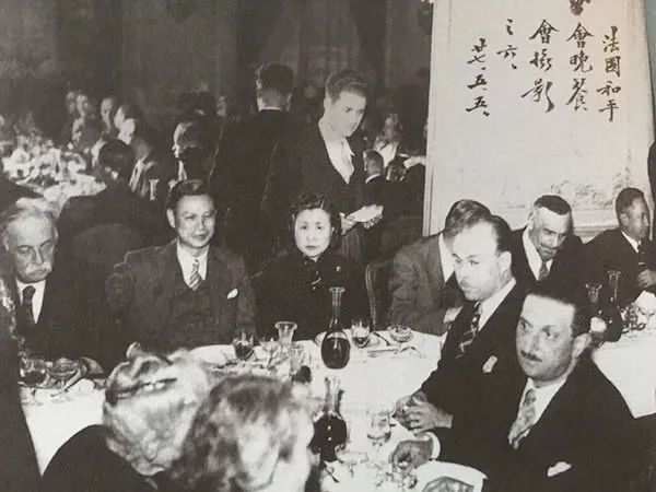 上海复旦大学校花开车去新天地,从外滩下来的复旦校花