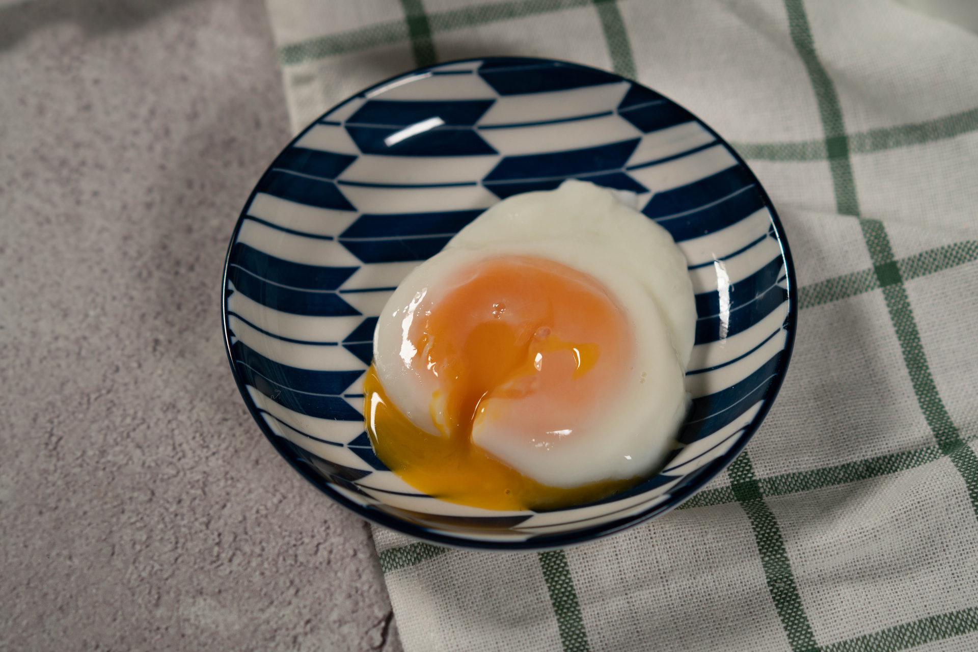 水波蛋｜微波炉水波蛋流心滑溜溜，45秒完成不爆炸关键是这样做