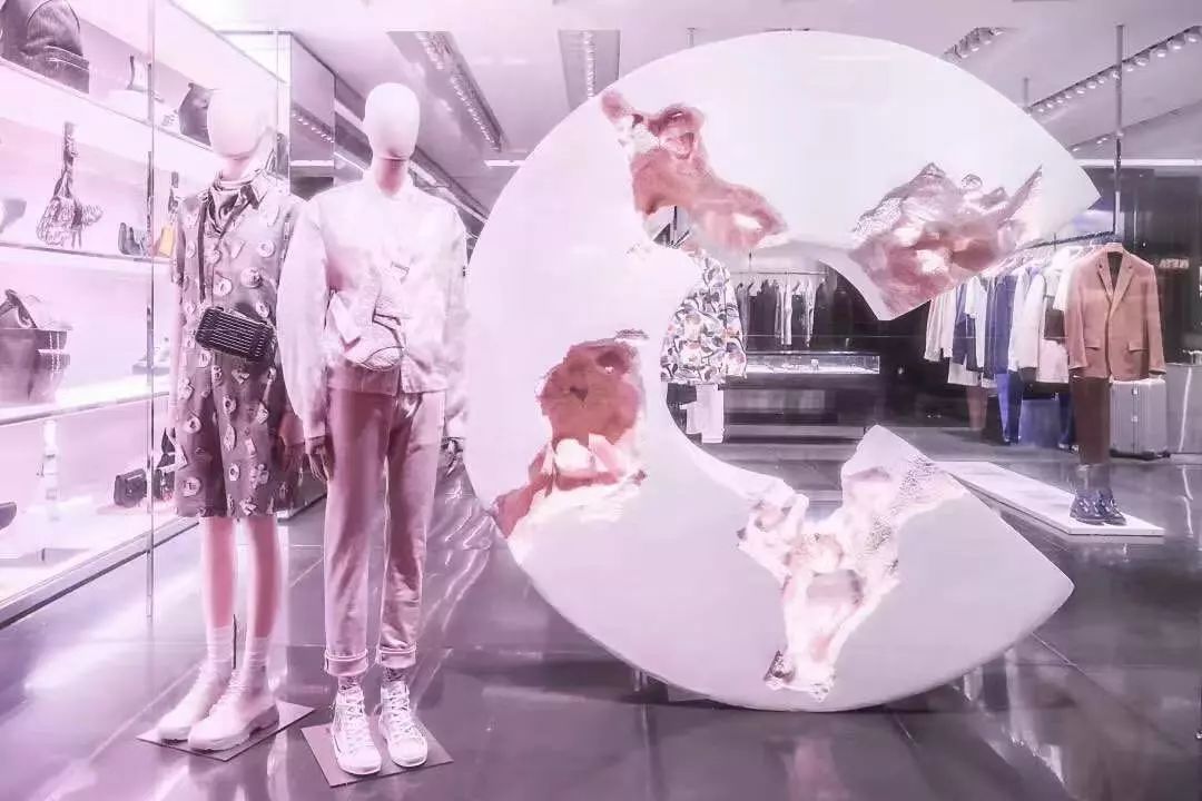 Kylie把公司卖了6个亿？DIORandRIMOWA小箱子终于可以背上身！「每周时报」