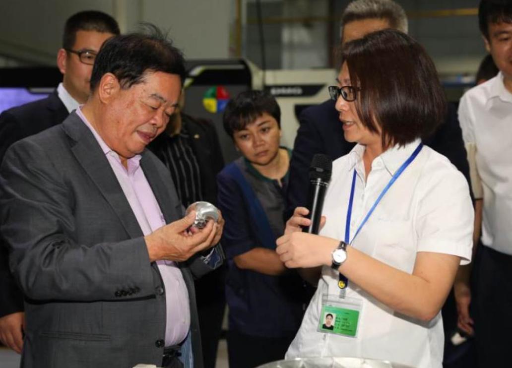 曹德旺被董明珠嘲讽没装格力空调,曹德旺说董明珠不容易