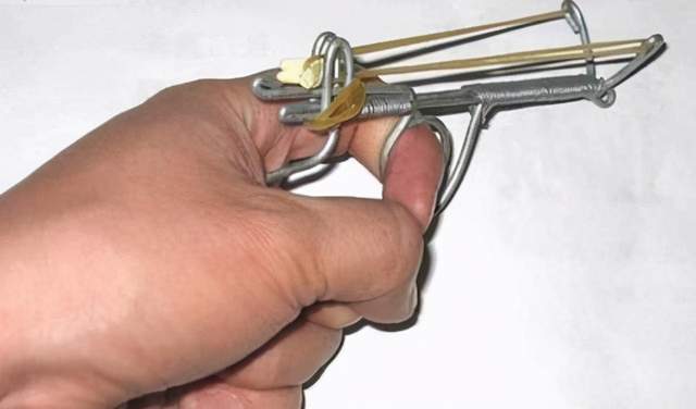 童年的假期已经由一串色彩斑斓的珠子散落成一根毛糙的细绳