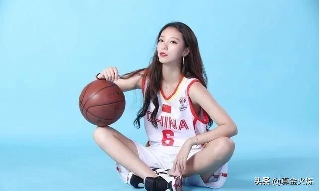 中国最美的篮球宝贝，肤白貌美大长腿，身材堪比卡戴珊