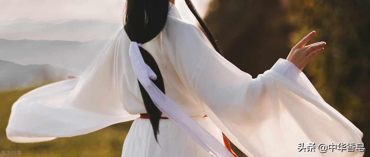 落雪染影香皂，雪花在清风中微微颤抖着，空气中弥漫起淡淡清香