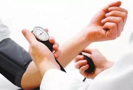 高血压昏迷不醒怎么急救,45岁男子突然晕倒2小时后离世