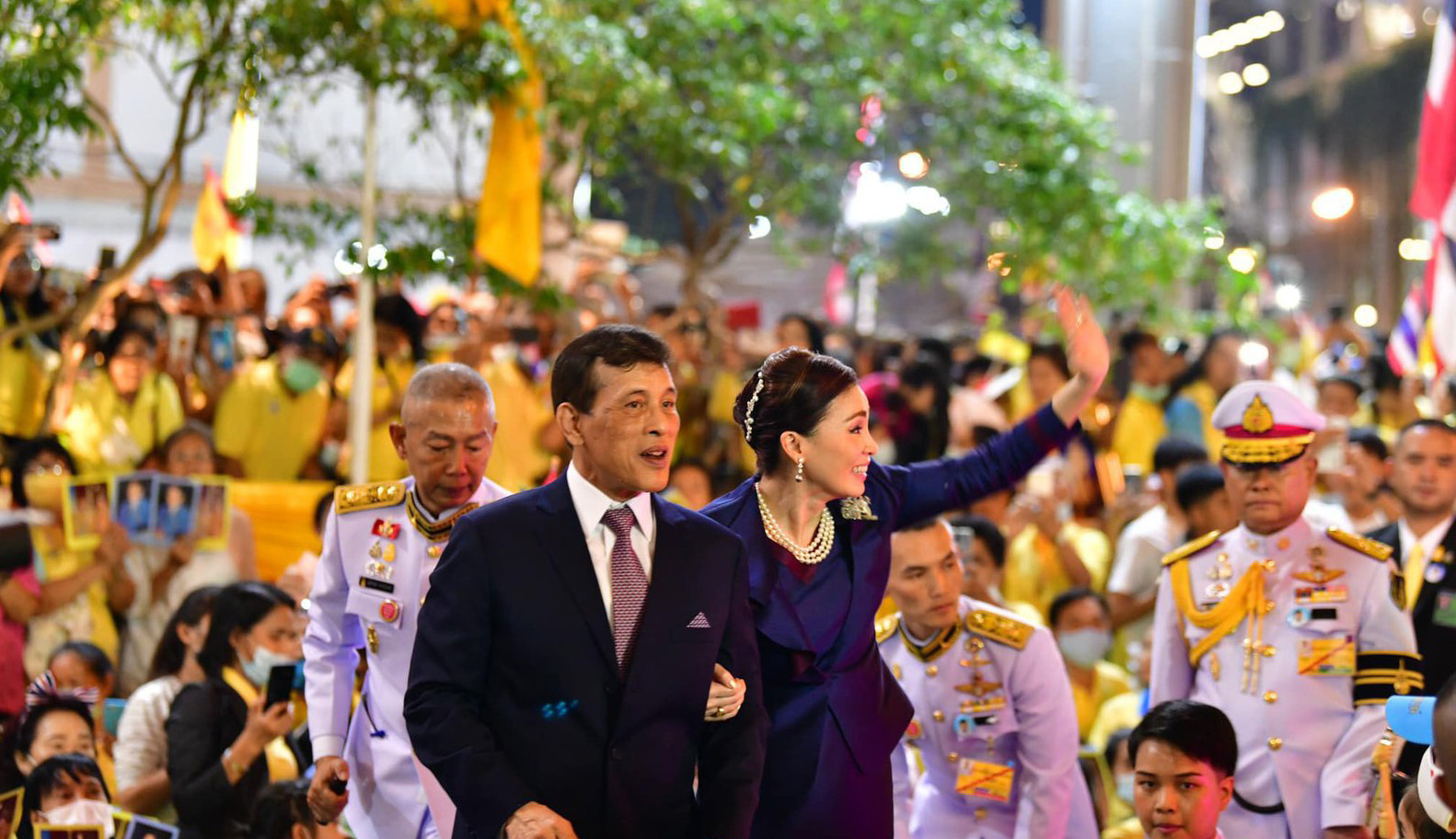 泰国人民很爱国王,拿着国王的签名激动万分,拉玛十世很是欣慰