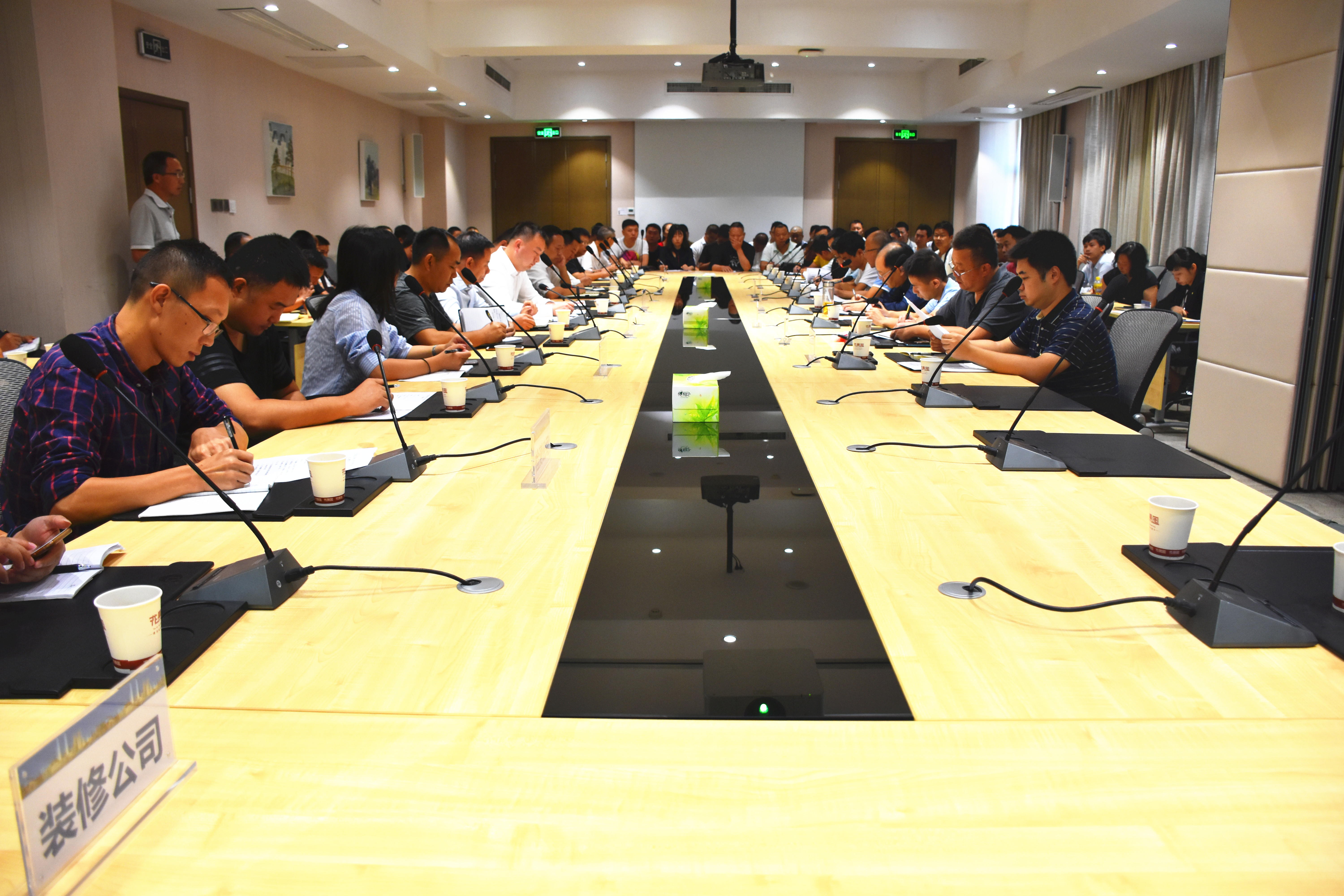 南明区召开半山小镇项目施工安全工作约谈会