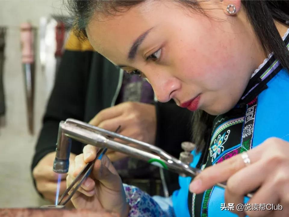 安顺风物|用一锤一凿守护一门手艺：安顺九龙屯的“银匠世家”