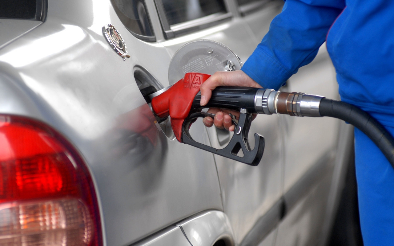 汽车油箱提示没油了还可以跑多远,汽车行驶到半路没油怎么办