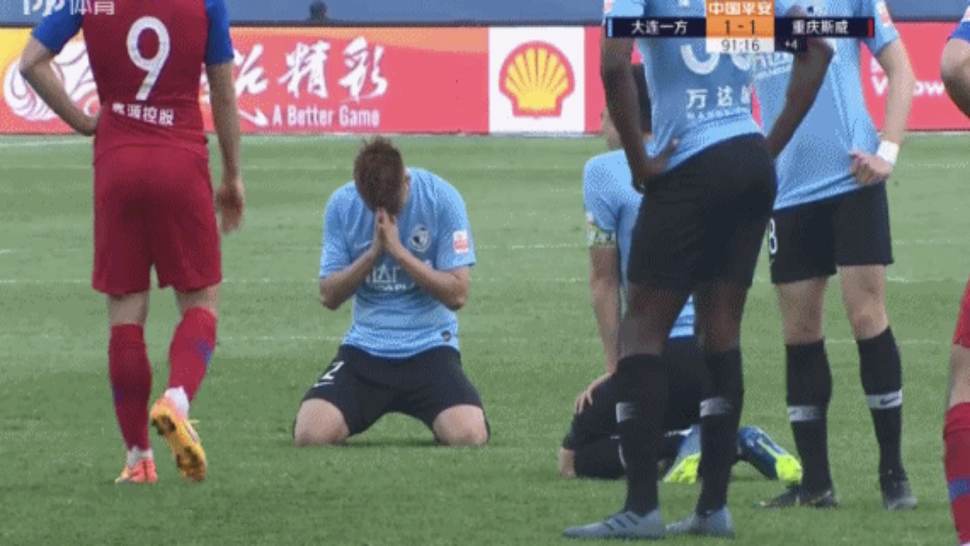 中超跪着感谢球迷,中超球员跪地谢罪