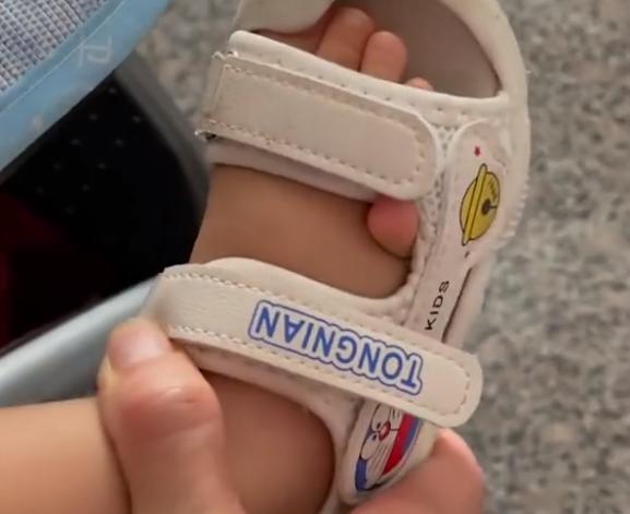 爸爸给宝宝穿鞋脚趾头在外面,爸爸给儿子穿鞋露脚趾