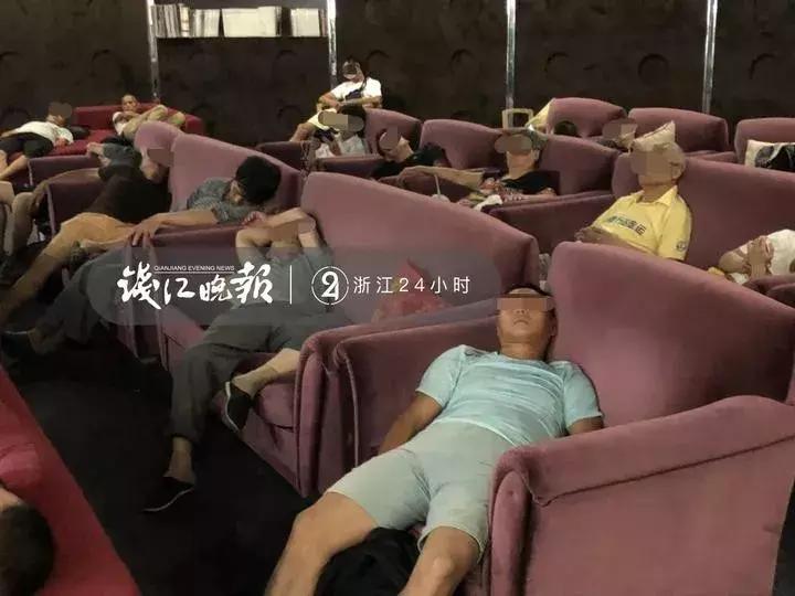 尴尬了！暑期“一座难求”的杭州图书馆，却出现这样一幕！真的合适吗？