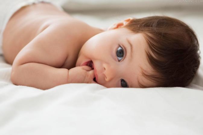 宝宝会爬是先往前还是往后,小婴儿几个月会走路