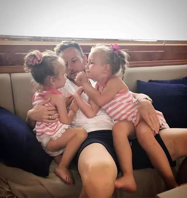 你们在此不要动，爸爸们去场边喝喝茶