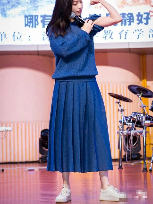 女士小白鞋的正确穿搭视频,小白鞋女如何搭配好看图