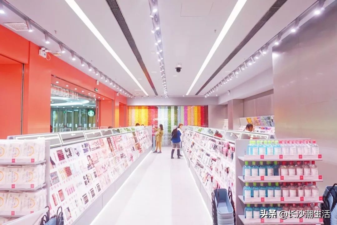 超强彩妆王国登陆长沙！带你一秒变身调色师