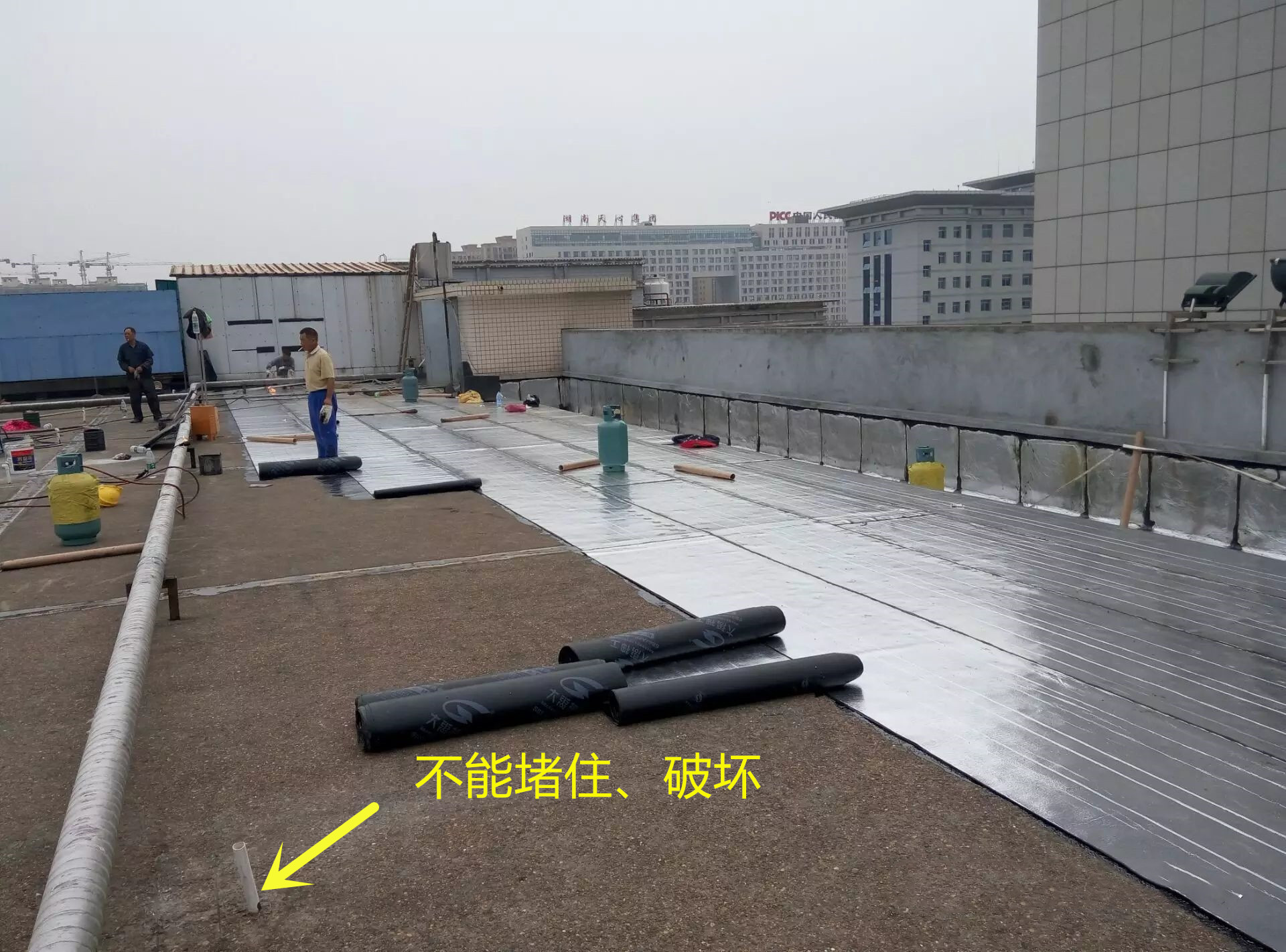 顶楼露台有管道怎么办,顶楼露台到底该不该共用