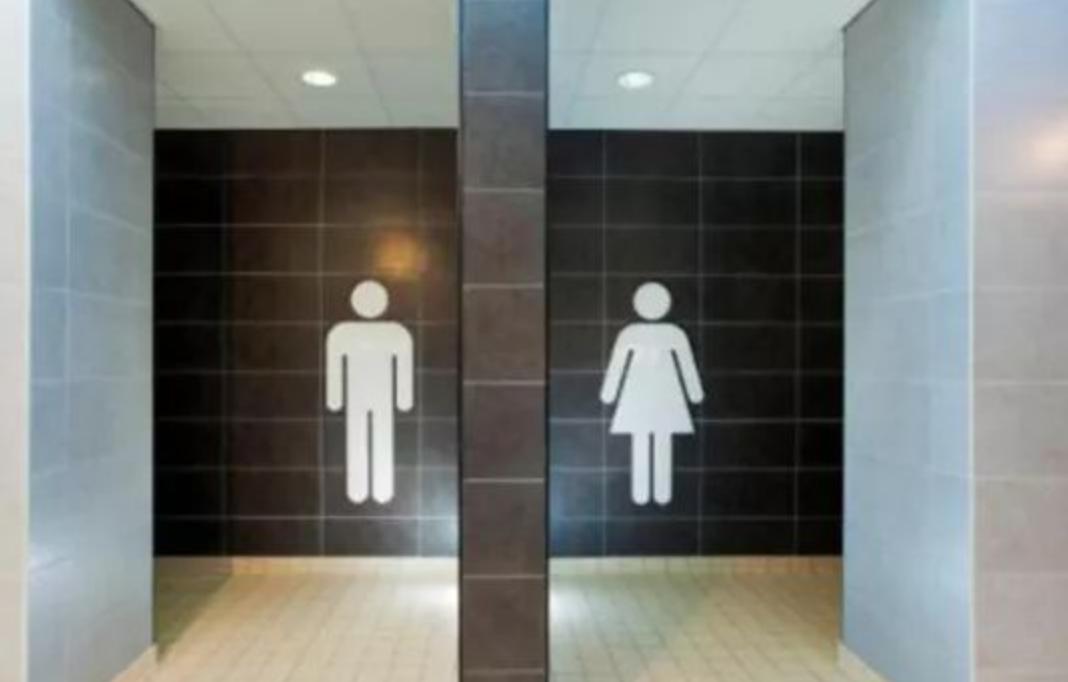 游泳馆更衣室女性带儿子,女儿带4岁儿子去游泳馆