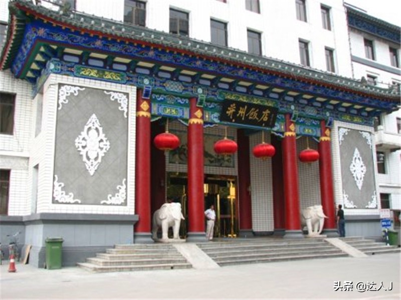 跟着小天才继续出门采购,跟着小天玩游戏