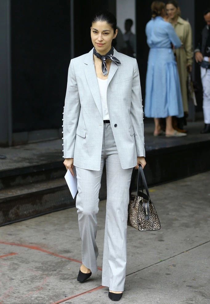 倪妮同款丝巾,赵薇钟爱精简风搭配