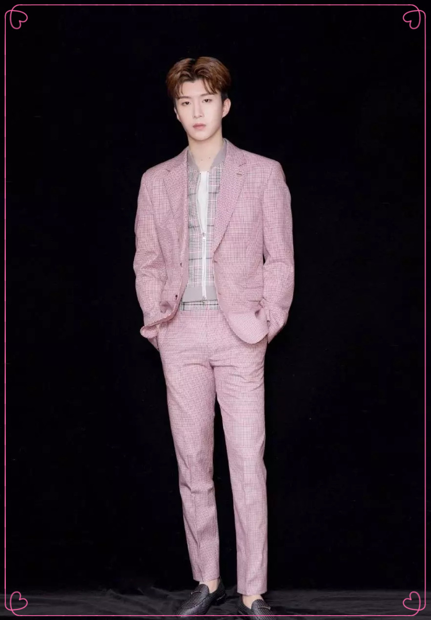 范丞丞活动衣服点评,范丞丞装扮成圣诞老人