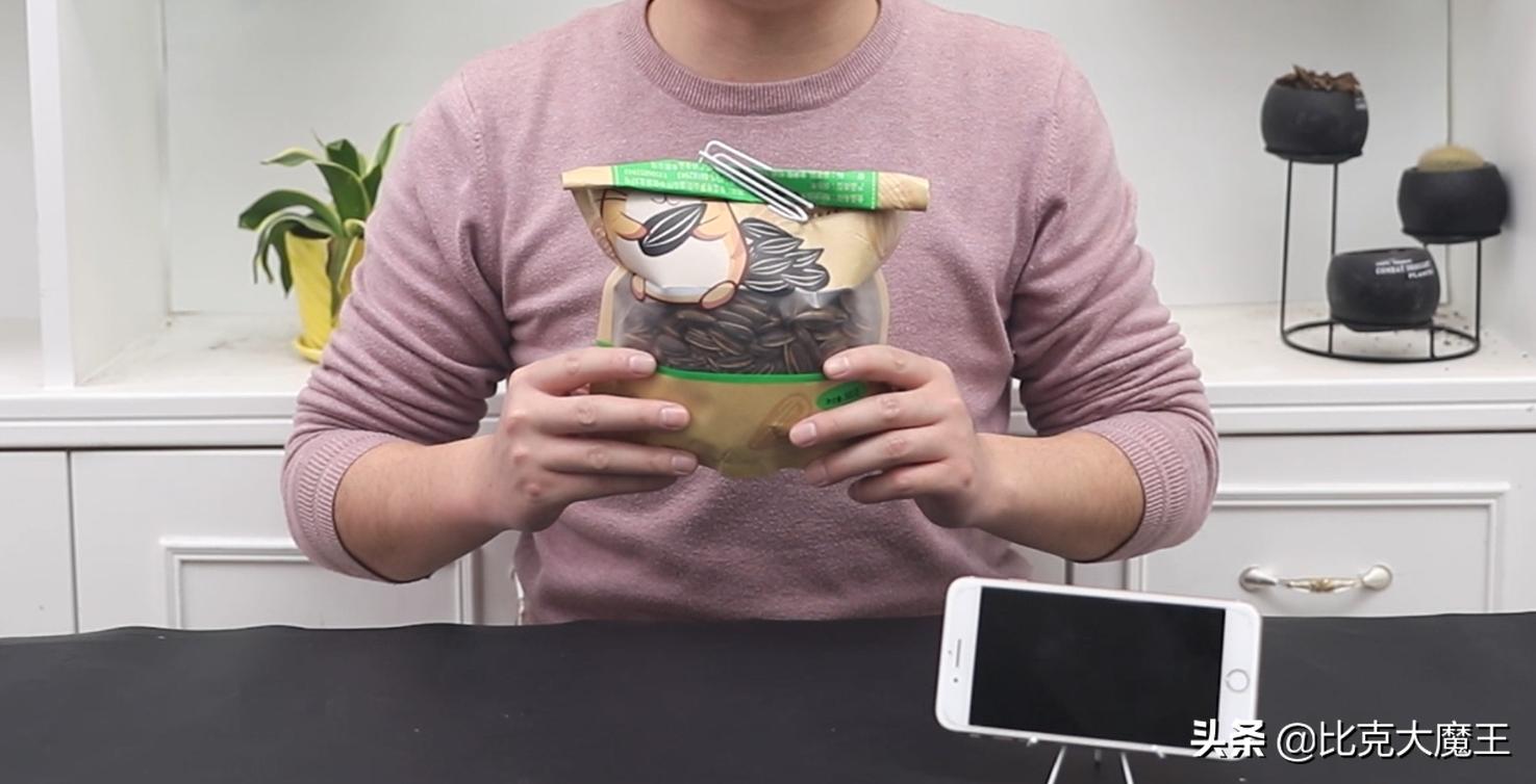 快速剥瓜子皮方便方法,用夹子剥瓜子小妙招