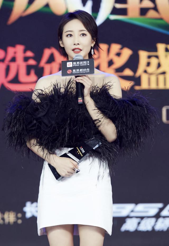 李纯穿开叉长裙,李纯穿吊带裙长裙