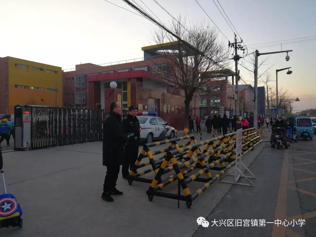 民警护学暖人心学校致谢送锦旗,警校联动共筑平安校园锦旗