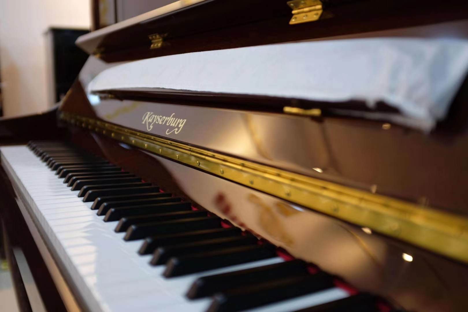 女生学吉他还是学钢琴,女孩学钢琴好还是小吉他好