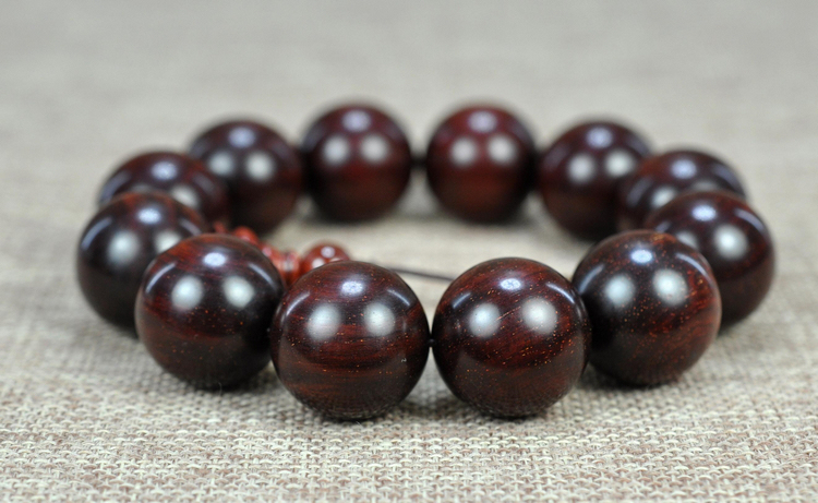 小叶紫檀瘤疤手串为什么容易开裂,黄花梨和小叶紫檀哪个容易开裂