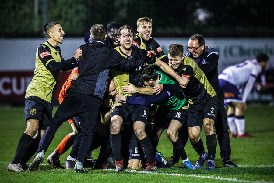 奇妙！业余队出售对阵热刺的虚拟球票，幸运球迷可过把主帅瘾