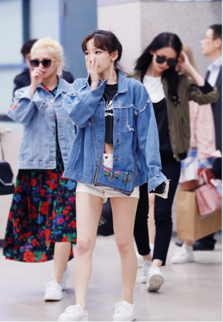 金泰妍白t牛仔裤,金泰妍背带裤