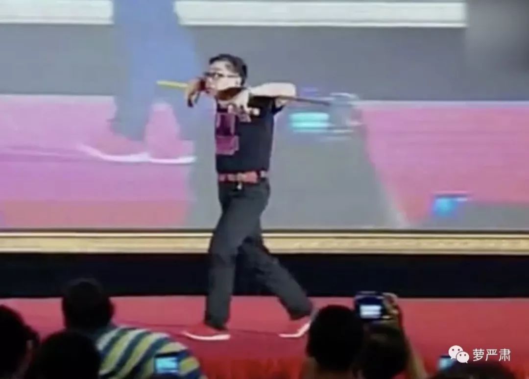 从万人力挺到群嘲，只要两年