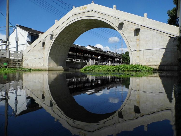 王店古称梅里，始建于五代后晋天福年间，距今有1000多年（2）。