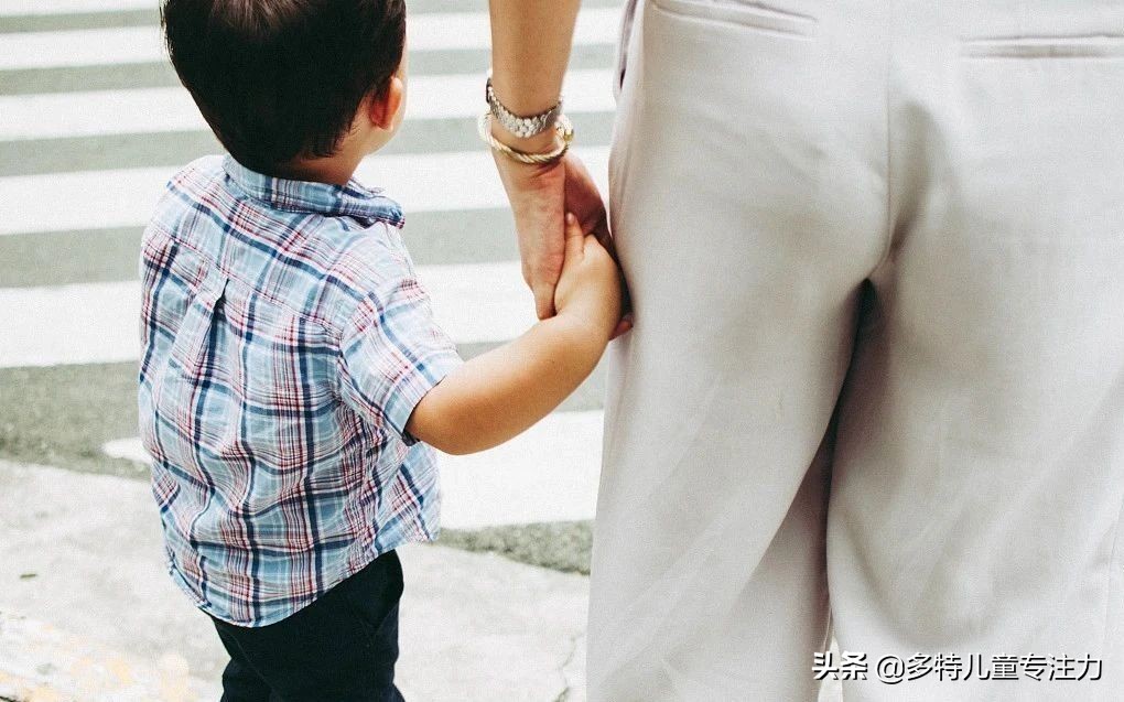 熊孩子吐口水怎么回事,小朋友吐口水的行为对不对