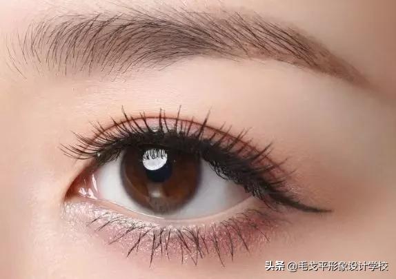 眼线一画上就晕染,眼线一画就成梯形