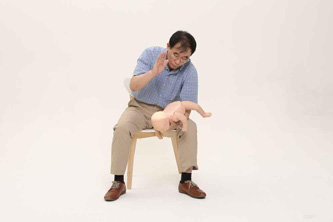 宝宝吃东西不小心卡住怎么办？关键时刻你能救孩子一命吗？家中有宝宝的家长一定要学会海姆立克急救法