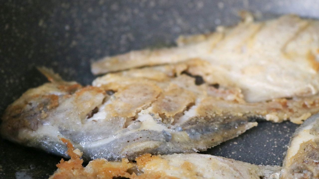 香煎鲳鱼的家常做法大全集,白鲳鱼怎样香煎外酥内嫩
