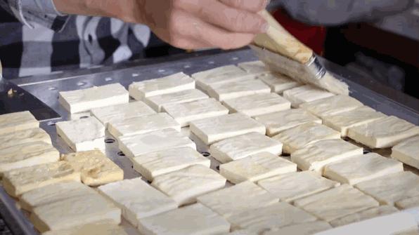 昆明疫情期间日销400000块，一口咬出“豆浆”的豆腐，在家就能吃