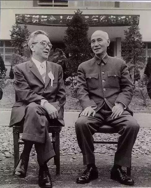 17岁嫁半百老夫，23岁丧夫守寡，大字不识，却用母爱养出一代大师