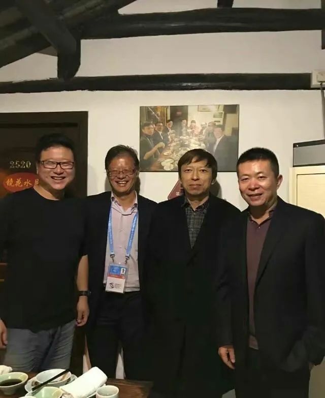 普京穿一套黑风衣,普京穿黑衬衫披外套