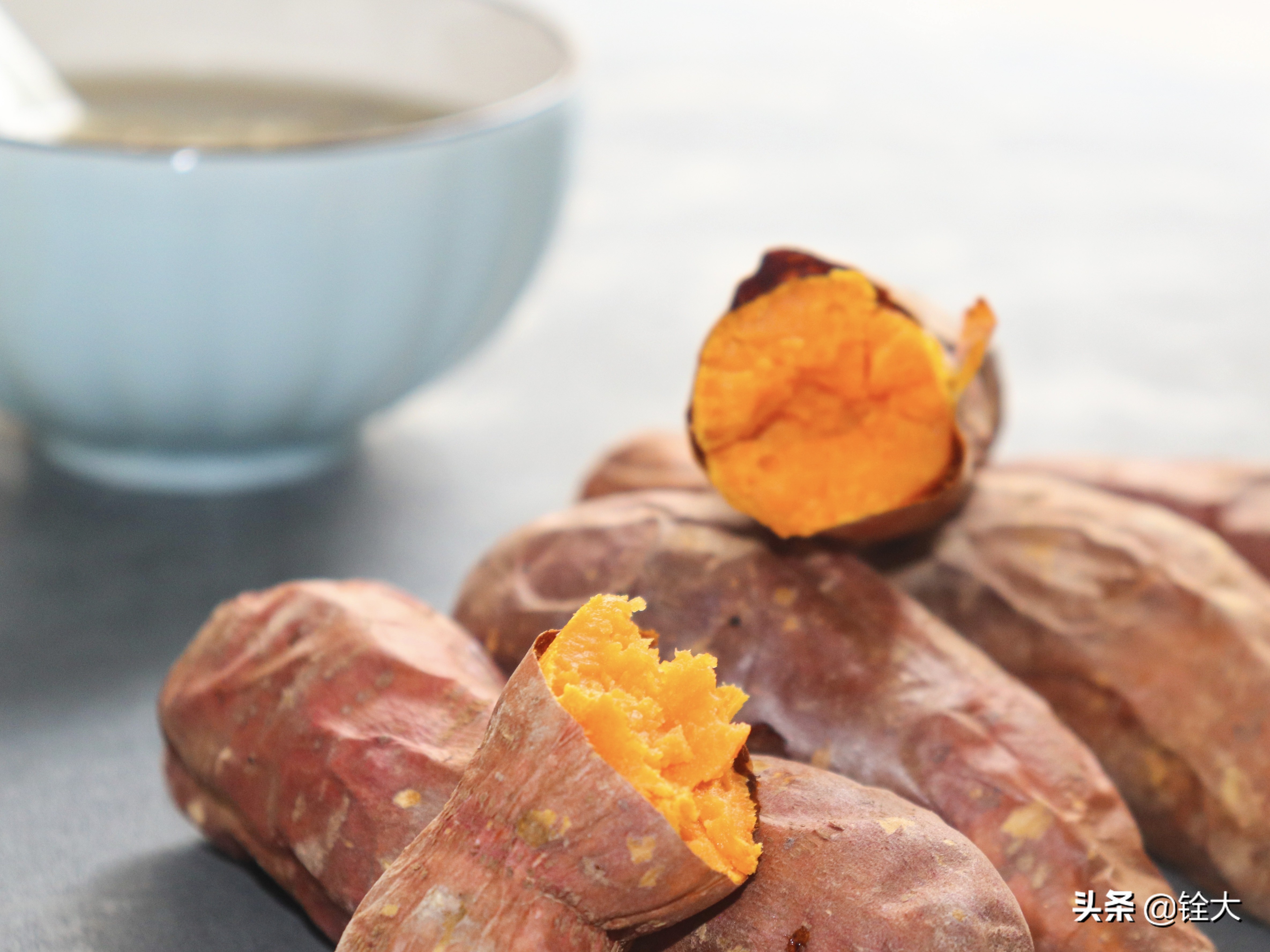 烤红薯香甜可口，而且还是“含钾”之王，再来一碗绿豆汤，美得很